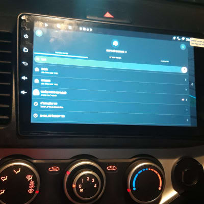 מסך מגע ברכב עם תפריט הגדרות פתוח