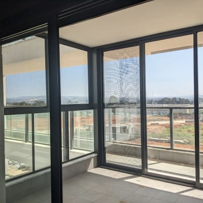 חלונות אלומיניום גדולים במרפסת