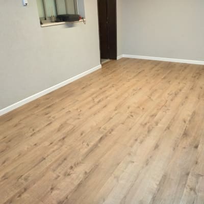 רצפת פרקט עץ בהירה בחדר ריק עם קירות בהירים