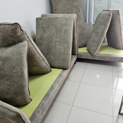 כריות ספה מונחות על הרצפה לניקוי