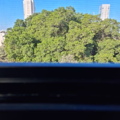 מסגרת חלון אלומיניום שחורה בחלק התחתון של התמונה