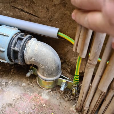 צינור חשמל עם חיבורי מתכת וחוטי חשמל