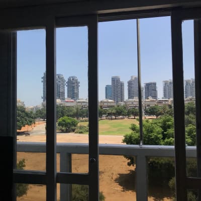 נוף עירוני מבעד לחלון זכוכית גדול