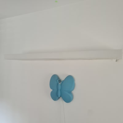 מדף לבן מותקן על קיר לבן