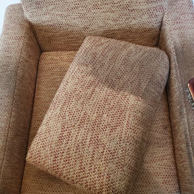 כרית ספה מוסרת לניקוי על כורסה