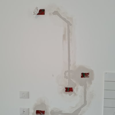 שקעים חשמליים בקיר עם חוטים חשופים