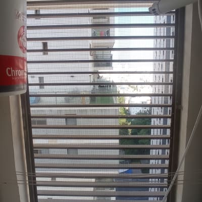 רשת מתכת על חלון למניעת כניסת יונים