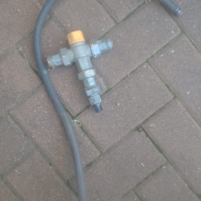 שסתום מתכת עם צינור גומי על רצפה