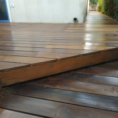 דק עץ חום עם מדרגה בגינה