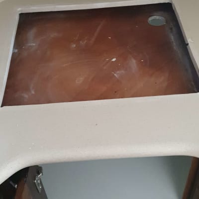 משטח שיש עם חור עגול בפינה