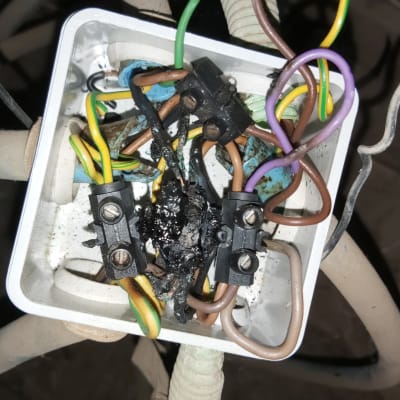 חוטי חשמל שרופים בקופסת חיבורים