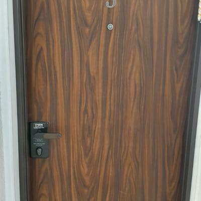 דלת עץ עם מספר 3 ומנעול חכם