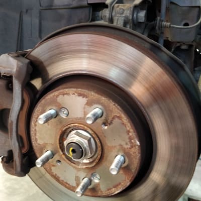 דיסק בלם עם חלודה וברגים חשופים