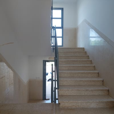 גרם מדרגות עם קירות צבועים בלבן