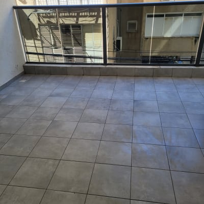 מרפסת עם רצפה נקייה ומבריקה