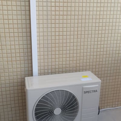 יחידת מיזוג אוויר חיצונית מותקנת על קיר