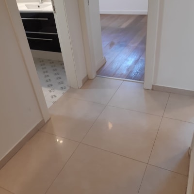 רצפה נקייה ומבריקה במסדרון ובחדרים סמוכים