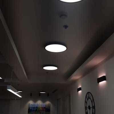 תאורה עגולה בתקרה עם גלאי עשן