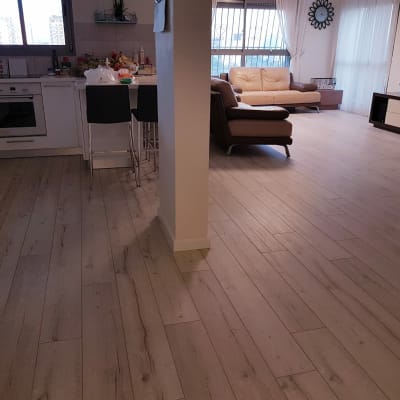 רצפת פרקט עץ בהירה בסלון ודירה