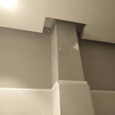 קיר צבוע עם תיקוני צבע וטיח