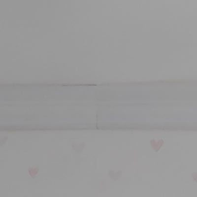 טפט לבן עם לבבות ורודים קטנים