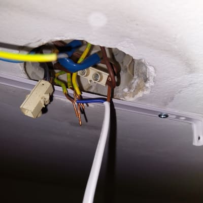 חוטי חשמל צבעוניים מחוברים לתקרה