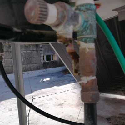 צנרת ומחברים של דוד שמש על גג