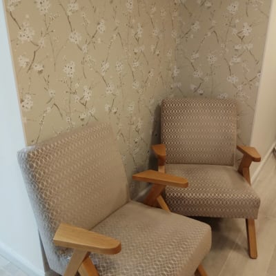 טפט פרחוני בצבע בז