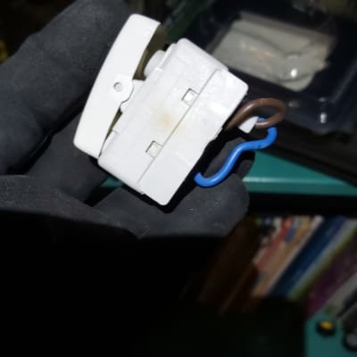 שקע חשמלי עם חוטים כחול וחום