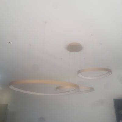 נברשת עגולה תלויה מהתקרה עם חוטים דקים