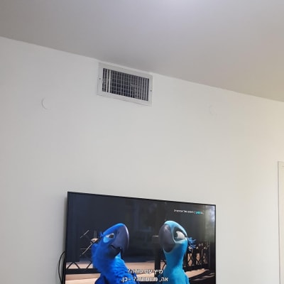 טלוויזיה תלויה על הקיר עם כבלים גלויים