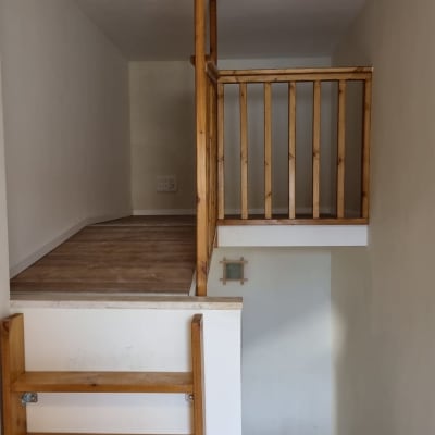 מעקה עץ ומדף עץ בחדר פנימי