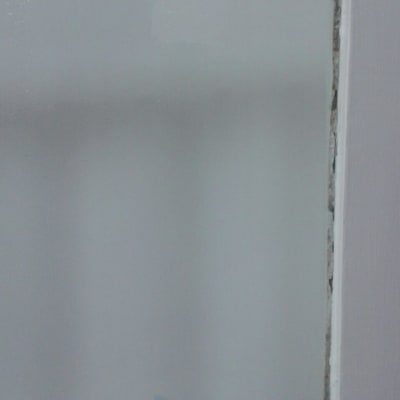 חלון זכוכית עם מסגרת לבנה