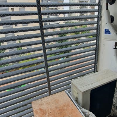 רשת מתכת על חלון למניעת כניסת יונים