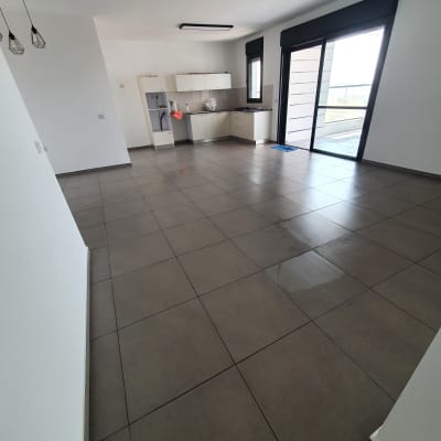 רצפה נקייה עם מגב כחול ליד דלת הזזה