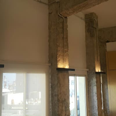 תאורה על קירות בטון עם חיווט חשמלי גלוי