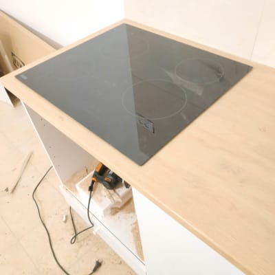 כיריים חשמליות על משטח עץ, מקדחה חשמלית בארון פתוח