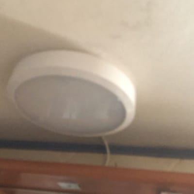 מנורת תקרה עגולה עם חוט חשמל גלוי