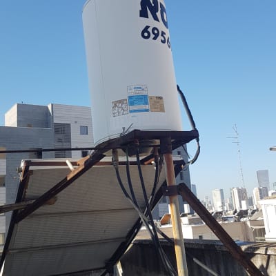 דוד שמש מותקן על גג עם צינורות מחוברים