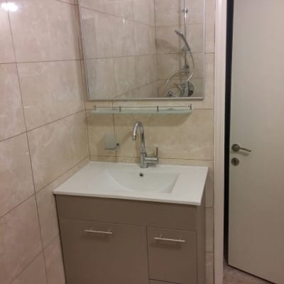 כיור חדש עם ארון ומראה בחדר אמבטיה