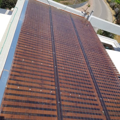 גג עץ עם לוחות שקופים וברגים