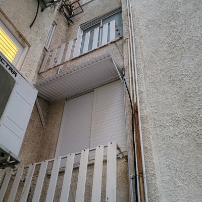 מעקה אלומיניום לבן במרפסת קטנה