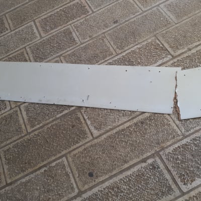 חלקי תריס שבורים על רצפה מרוצפת