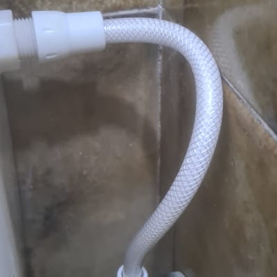 צינור מים מחובר לברז בקיר אמבטיה