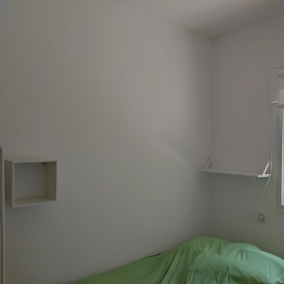 קיר לבן חלק עם מדף קטן