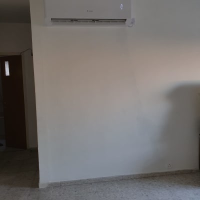 מזגן מותקן על קיר לבן בחדר ריק