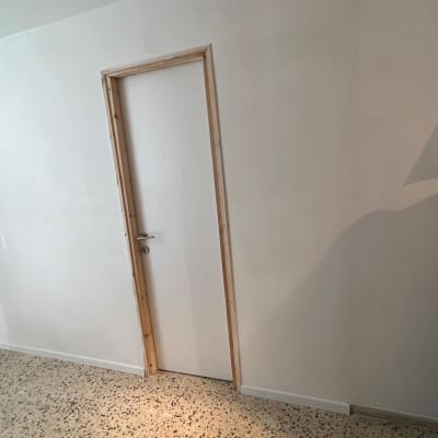 קיר גבס עם דלת עץ ומשקוף עץ