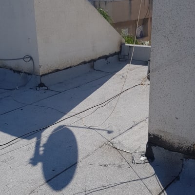 גג עם חיבורים אטומים בחומר איטום שחור