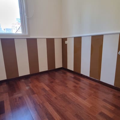 קיר עם טפט פסים חום ולבן