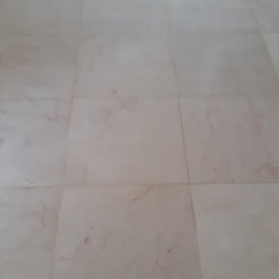 רצפה רטובה לאחר ניקוי עם סימני מים